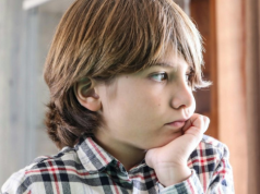 Dziecko zostaje samo w domu. Jedna zasada może je uchronić przed niebezpieczeństwem