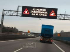 Pożar na autostradzie A2. Płonęła naczepa z belami papieru