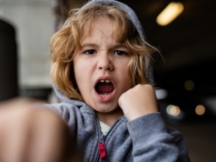 Jak reagować na agresję dzieci? "Czasem zmuszamy je do zachowań, które są dobre głównie dla nas"