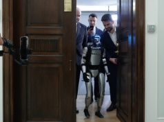 Robot Edward Warchocki ma w chińskiej armii starszego brata z karabinem maszynowym