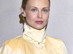 Wskoczyła w jedwabistą mini. Lansuje gorący trend