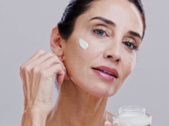 60-latki uwielbiają ten krem z jadem żmii - zatrzymuje powstawanie kurzych łapek!