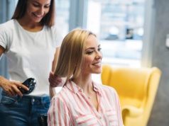 Podcinasz końcówki, by włosy szybciej rosły? Fryzjer mówi, czy to ma sens