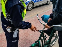 Śnieg nie zatrzymał rowerzystów. Jeden z nich jechał kompletnie pijany