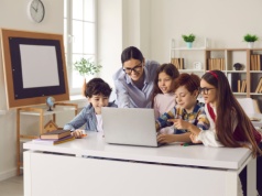 Użycie AI w edukacji może osłabiać rozwój kluczowych umiejętności. Badacze ostrzegają