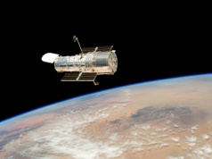 Teleskop Hubble’a sfotografował rozpad komety