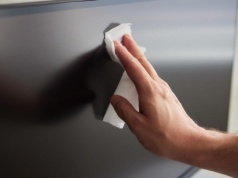 Przestań przecierać tym telewizor. Dużo osób tak robi, a można łatwo zarysować ekran