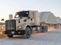 Autopilot plus trzy naczepy jednocześnie – tak pole naftowe odchodzi od kierowców