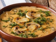 Dosypuję łyżeczkę do pieczarek. Sos ma głęboki kolor i jeszcze lepszy smak