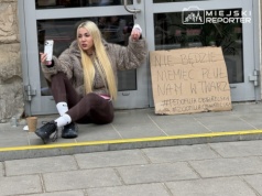 Marianna Schreiber przykuła się do drzwi. Polityczny protest w centrum Warszawy