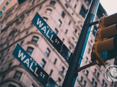 Wielka ucieczka w gotówkę. Wall Street szykuje się na okazje, ale nerwowo zerka na Bliski Wschód