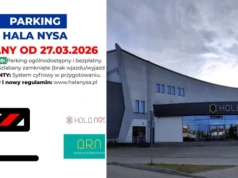 Parking pod halą zamknięty w nocy 