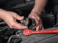 Układy chłodzenia silnika: kluczowa rola termostatu