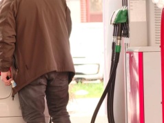 "Cudów nie będzie. Będzie odpowiedzialna polityka". Nowe informacje rządu o obniżce cen paliw