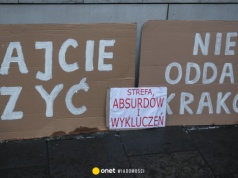 Policja znalazła znaki drogowe w mieszkaniu. Sąd zdecyduje o karze