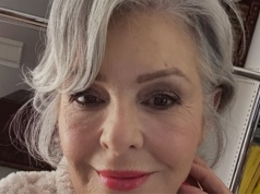 Zrób to z włosami po 60. Modne cięcia i kolory, które nie postarzają