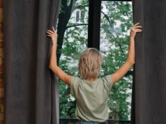 Eksperci mówią wprost: każdy powinien zasłaniać zasłony po 20:00. Powód może zaskoczyć