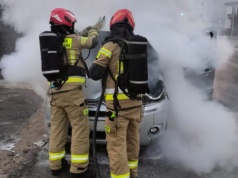 W trakcie jazdy Citroen zaczął się palić. Kobieta zdążyła w porę opuścić auto
