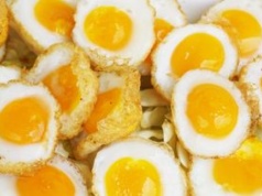 Kupuję te jajka na Wielkanoc, gdy wypatrzę w sklepie. Sałatki, pasty i biszkopty mają wtedy ładniejszy kolor