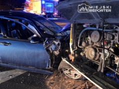 “Nie trąb księciu, jadę na odcięciu”. Hondą wjechał w tył autobusu miejskiego