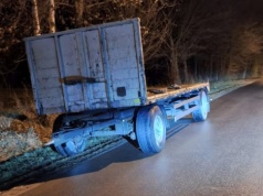 Brak wyobraźni może skutkować groźnym wypadkiem. Na drodze stoi pozostawiona przyczepa