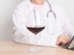 Alkohol kradnie zdrowie mocniej niż zła dieta. Wątroba jest tylko wstępem