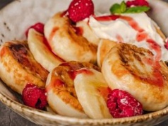 Biorę serek i dwa jajka. Po kwadransie mam górę pulchnych placków