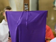 Czy katolik może kupić mięso w piątek? „Spowiednik gwiazd” wyjaśnia wątpliwości