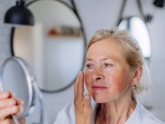 Zapomnij o kurzych łapkach. Wygładzisz je 2 składnikami z kuchni