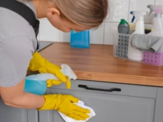 Szafki kleją się od tłuszczu? Ten trik rozpuszcza brud w kilka minut