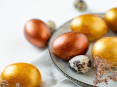 Weź w kuchennej szafki i ugotuj pisanki. Będą miały piękny, złocisty kolor