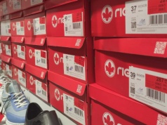 Idealne dla podatnych na otarcia stóp, a eleganckie - to hit z promocji Rieker. Co w CCC?