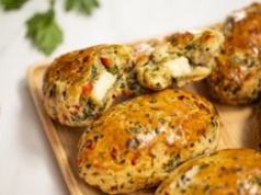 Kolorowe bułeczki z niespodzianką. Tak pyszne, że nawet dzieci skuszą się na dwie