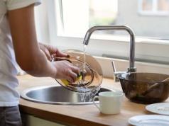 Jak często zmieniać gąbkę do mycia naczyń? Zawiera setki tys. mikroorganizmów