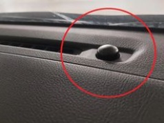 Mały plastik na kokpicie. Do czego służy?