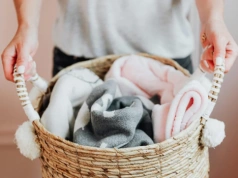 Wiosną wrzuć koce do pralki… ale nie tak jak zawsze. Ten trik robi ogromną różnicę