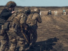 Deportowani z USA Ukraińcy trafiają na front. Media: Do granicy eskortują ich polskie służby