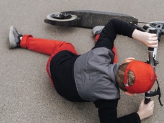 Dzieci na hulajnogach, ale bez kasków. "Maluch uderzył głową o krawędź chodnika"