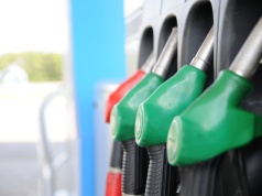 Czy rządowa pomoc cofnie większość marcowego wzrostu cen paliw? Sejm ekspresowo zajmuje się projektami obniżającymi podatki na paliwo