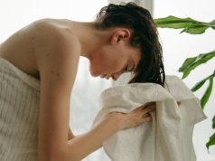 Zapomnij o wcierkach za fortunę. Japoński sposób mycia włosów robi prawdziwą różnicę