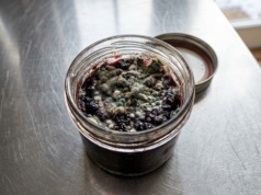 Wcale nie do szkła. Gdzie wyrzucić słoik z zawartością? W sortowniach łapią się za głowy