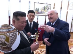 Łukaszenka odwiedził Koreę Północną, Kim Dzong Un dostał w prezencie karabin