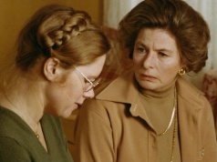 Jak zachowuje się zazdrosna matka? Tych 7 subtelnych sygnałów powinno dać ci do myślenia