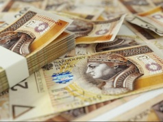 Dolar zyskuje, frank się osłabia. Złoty czeka w korytarzu