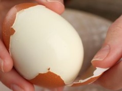 Dodaj łyżeczkę do gotowania jaj. Skorupka ześlizgnie się niemal w całości bez większego wysiłku