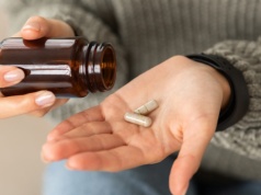 Przyjmujesz biotynę na włosy i paznokcie? Może wpłynąć na wyniki badań krwi