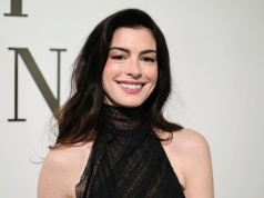 Płaszcz typu car coat to nowy trencz. Anne Hathaway nosi panterkową wersję do drewnianych chodaków