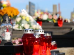 Ktoś kradł znicze z grobu dziecka. Tak zrozpaczona matka namierzyła „hienę cmentarną”