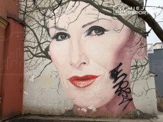 Czarny napis oszpecił mural Kory przy Nowym Świecie