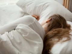 Lepiej spać w rozpuszczonych włosach czy w związanych? Oto najlepsza fryzura na noc